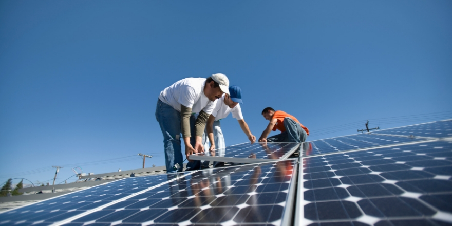 AUCAL Bussines School Blog educacion ¿Es posible instalar paneles solares en una comunidad de vecinos? 