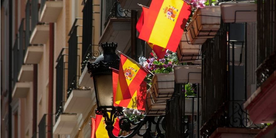 AUCAL Bussines School Blog Social Controversia por banderas colgadas en balcones